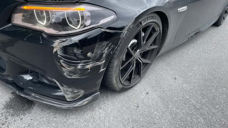 BMW車頭受損。翻攝畫面