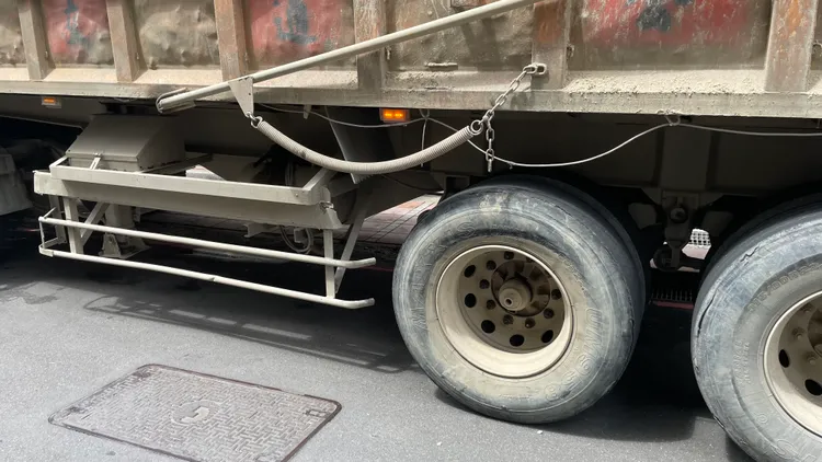 砂石車輪胎脫落。翻攝畫面