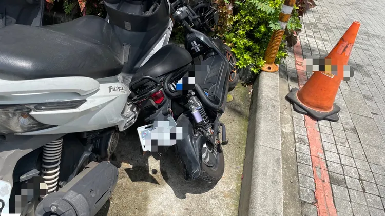 輪胎撞倒路邊機車。翻攝畫面