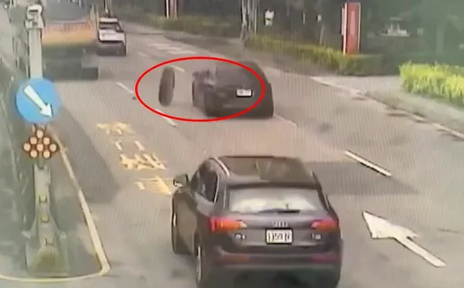 砂石車輪胎脫落滾啊滾 馬路血滴子!BMW閃避不及撞上了
