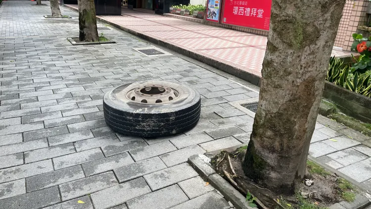 脫落的輪胎。翻攝畫面