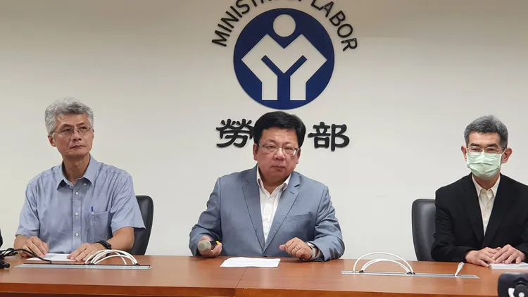 勞動部政務次長李俊俋(中)親上火線說明。林芳如攝