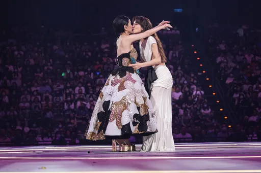 張清芳不藏了揪她「女女吻」　Ella纖腰及裸背辣翻天「側乳差點掉出來」！