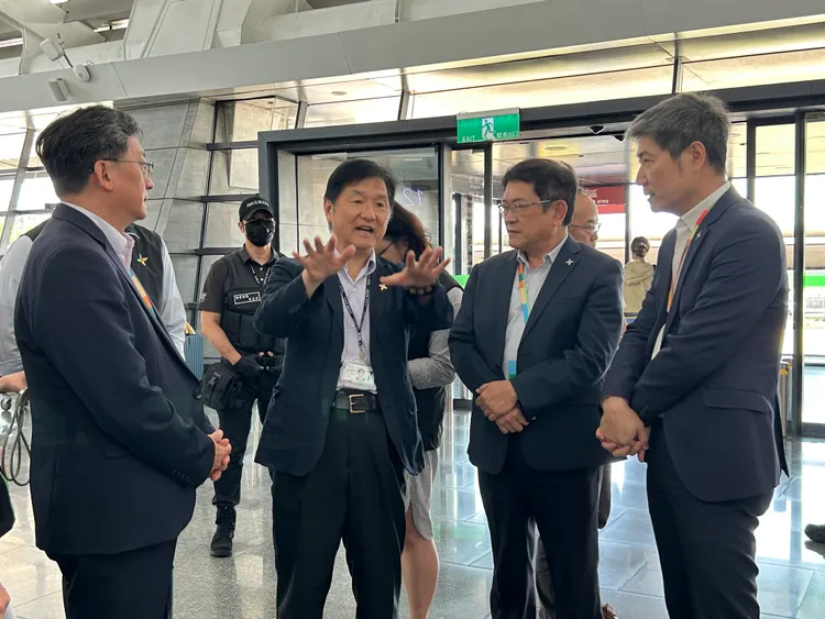 左起機場公司副總經理李俊德、交通部次長祁文中、機場公司董事長楊偉甫、機場公司總經理范孝倫。桃機提供