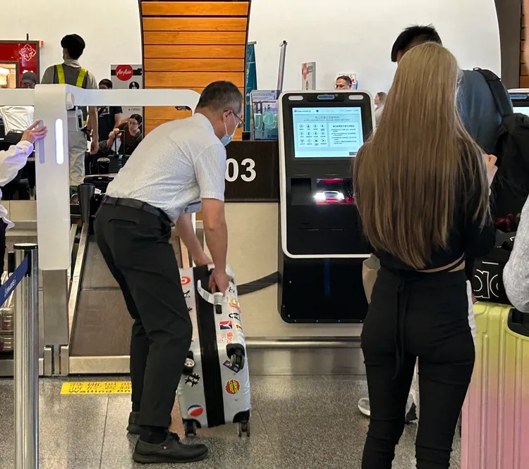 呼籲旅客提早2.5至3小時抵達機場，多利用大眾運輸工具及善用多元智慧化服務。桃機提供