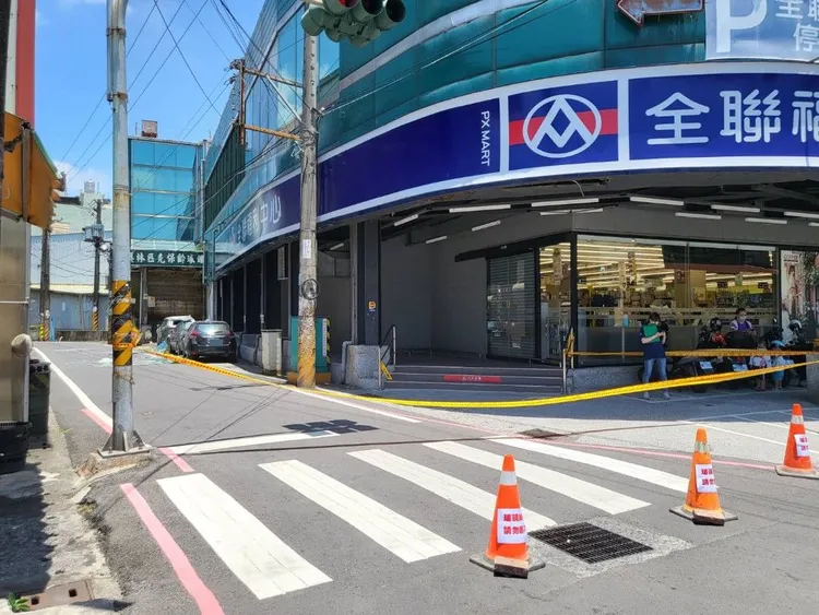 強風吹落玻璃帷幕，砸毀3部車輛。翻攝畫面