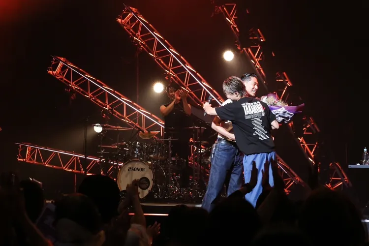 AKIRA驚喜現身TAKAHIRO個唱獻花。LDH提供