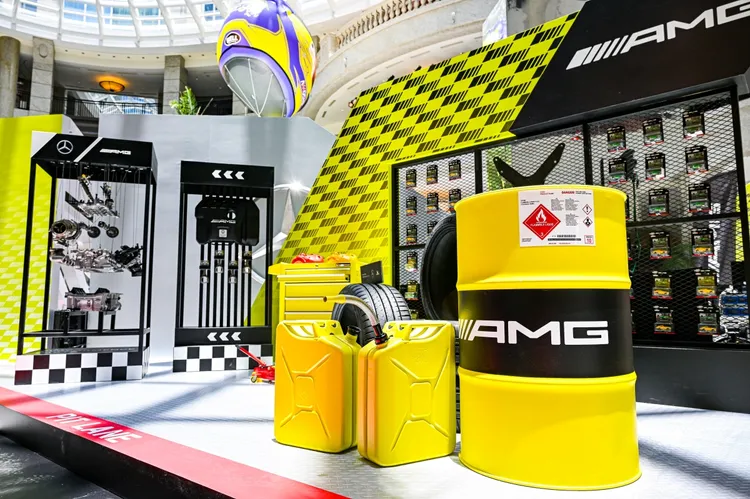 仿賽道維修區展示地表最強量產四缸引擎。業者提供