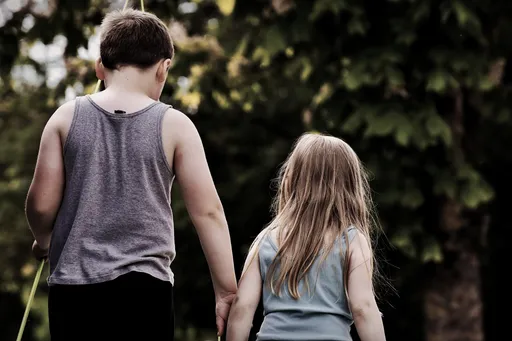 悲劇！小兄妹被逼和媽媽、繼父5度亂倫群交　阿公開門驚見淫亂場面 