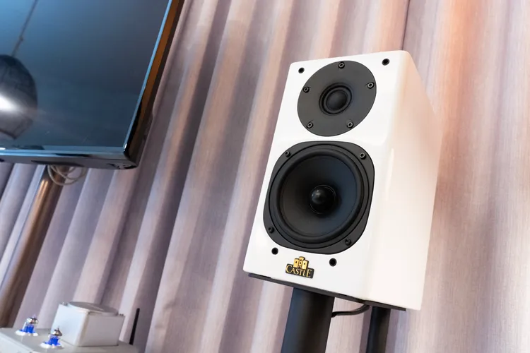 英國CASTLE-KNIGHT1 騎士1號亞洲限定版及SOVERN SV-360真空管擴大機市價6萬元。U Audio提供