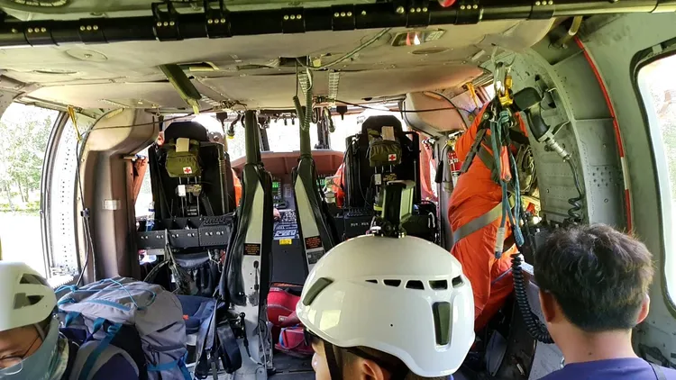 空勤總隊直升機昨天救援受傷的中央大隊登山隊成員。空勤總隊提供