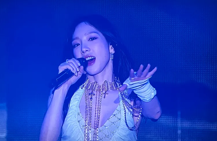 太妍眼睛跑進東西，以中文萌說「沒關係」，讓粉絲安心。讀者提供