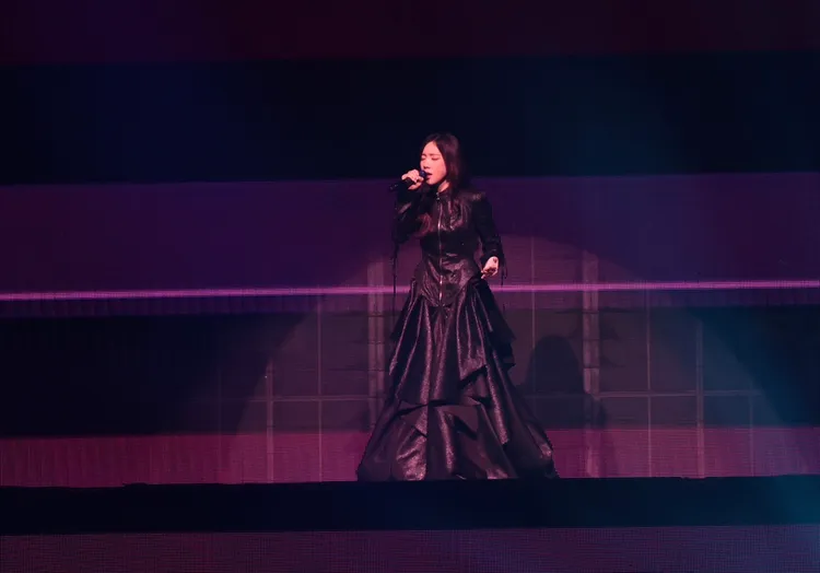 太妍以黑色皮衣長裙登場。彭欣偉攝