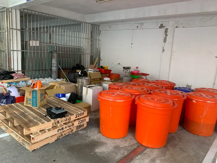 調查局在林嫌家中查獲大批製毒工具與原料、成品。翻攝畫面