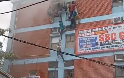 驚險逃生！印度補習班大火　民眾跳窗攀電線垂降