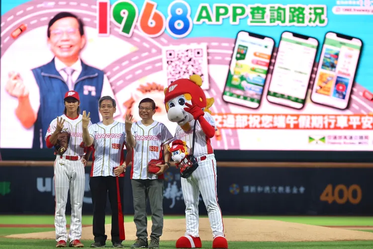 王國材呼籲民眾善用1968 APP查詢路況。林林攝
