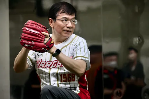 圖多|隔50年再上投手丘!交長王國材「挖地瓜」 賣力指數80