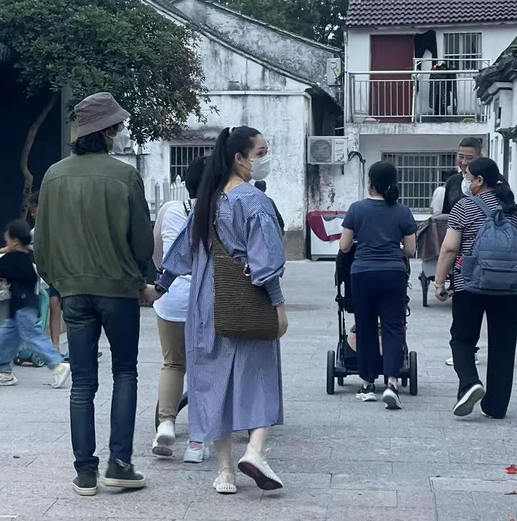 向佐和郭碧婷手牽手享受兩人世界，2個小孩由保母代勞。翻攝小紅書