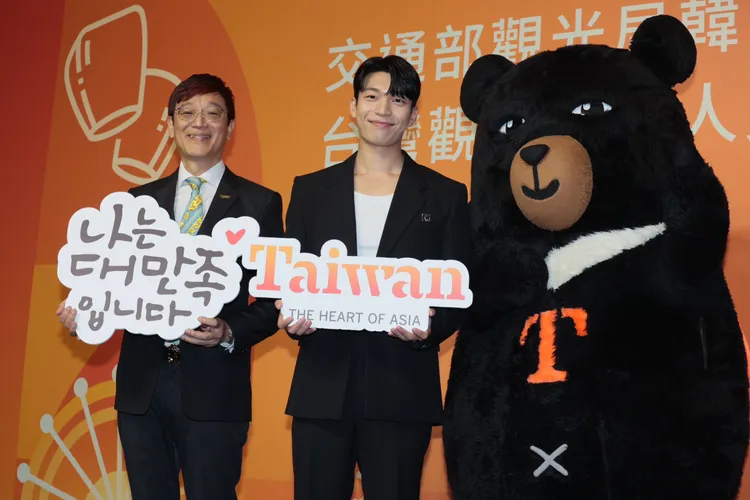 魏嘏雋（中）與觀光局副局長林信任、喔熊合影。彭欣偉攝