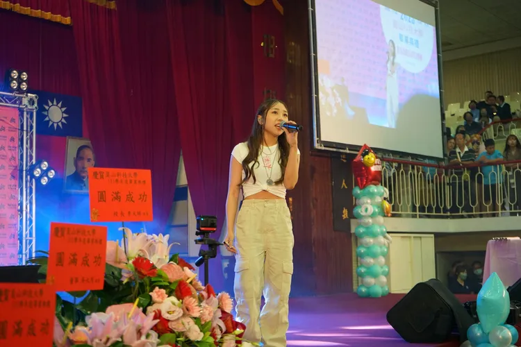 女歌手艾薇表演多首經典歌曲。校方提供