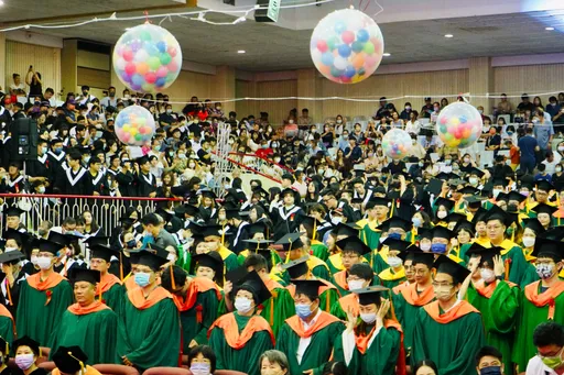崑山科大歡送2800名畢業生　一票大咖獻祝福！這二人「微互動」最吸睛