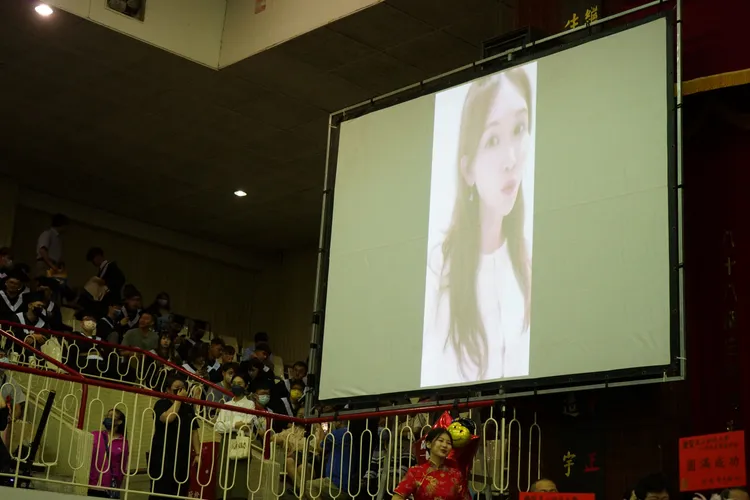 林志玲以神祕嘉賓的身分，特別錄製影片鼓勵畢業生。校方提供