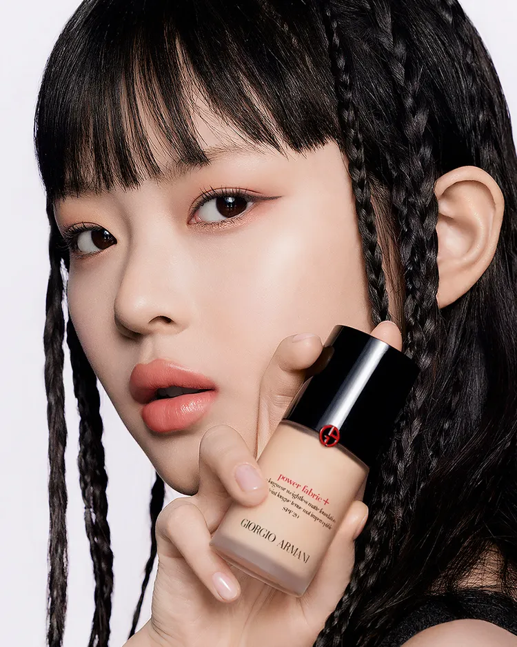 Hanni曾公開點名喜愛GIORGIO ARMANI的超持妝絲絨水慕斯粉底，30ml／2600元。品牌提供