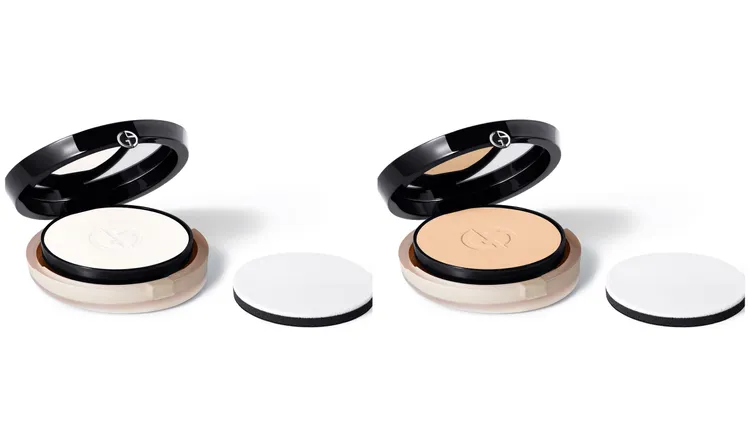 超持妝絲絨控油蜜粉餅，左為透明色、右為柔膚色，各9.4g／2700元。品牌提供