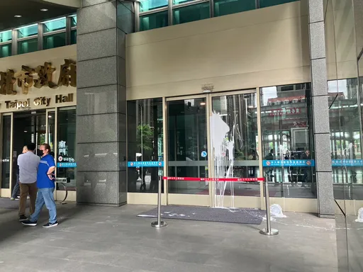 新北市府大門遭潑白漆　落網了！安全帽男簡單交代這原因