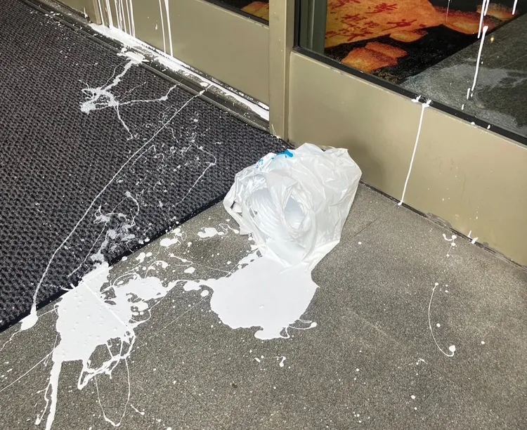 嫌犯持白色油漆潑灑。翻攝畫面