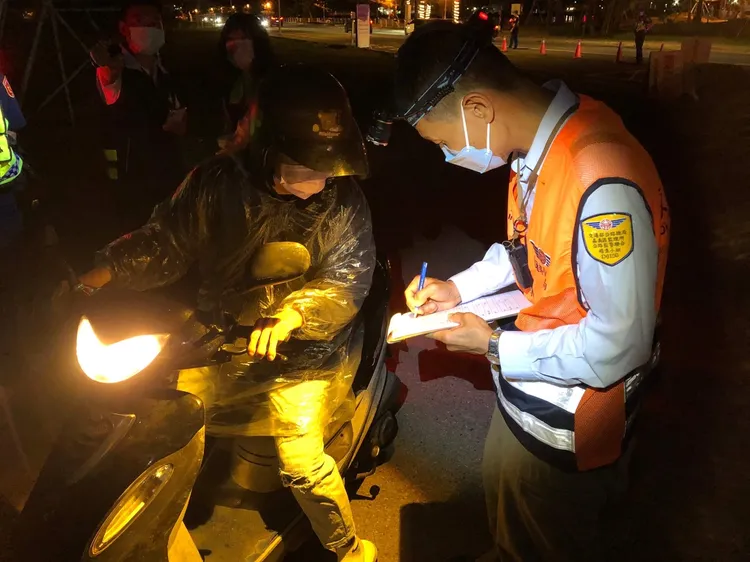 台南警察環保聯合稽查汽、機車改裝。翻攝畫面