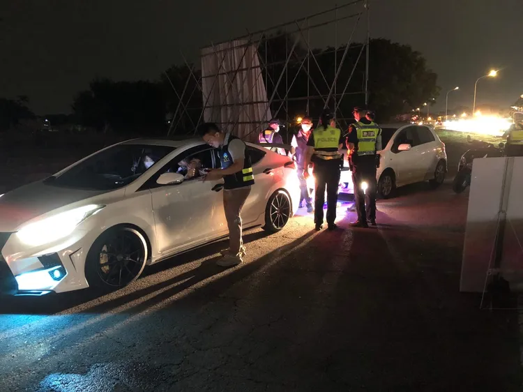 台南警察環保聯合稽查汽、機車改裝。翻攝畫面