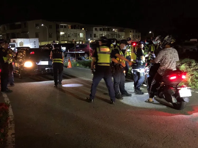 台南警察環保聯合稽查汽、機車改裝。翻攝畫面