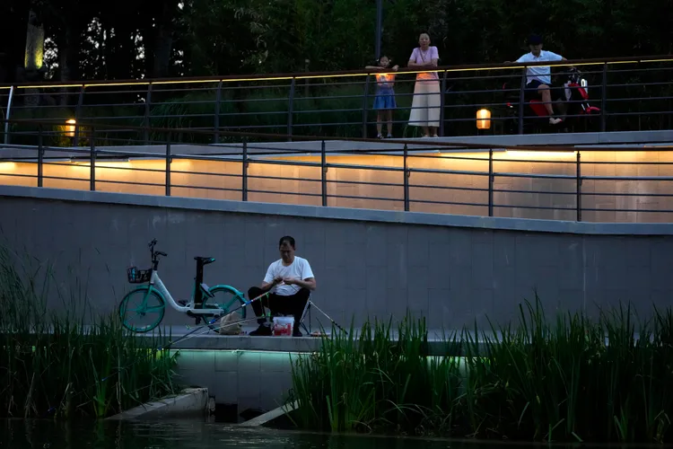 中國專家指國內經濟修復路徑較坎坷，使人民幣近期偏弱；圖為今日北京一處公園中休憩的民眾。美聯社