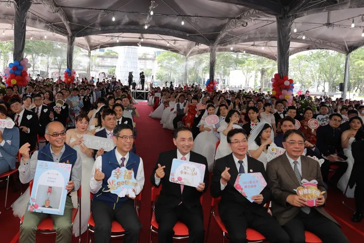 2023新北聯合婚禮「天作之合幸福TWO兔好」今（18）日在市民廣場浪漫登場。民政局提供