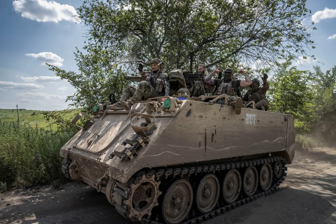 烏東巴赫穆特附近,烏軍駕駛美製M113裝甲運兵車。路透社