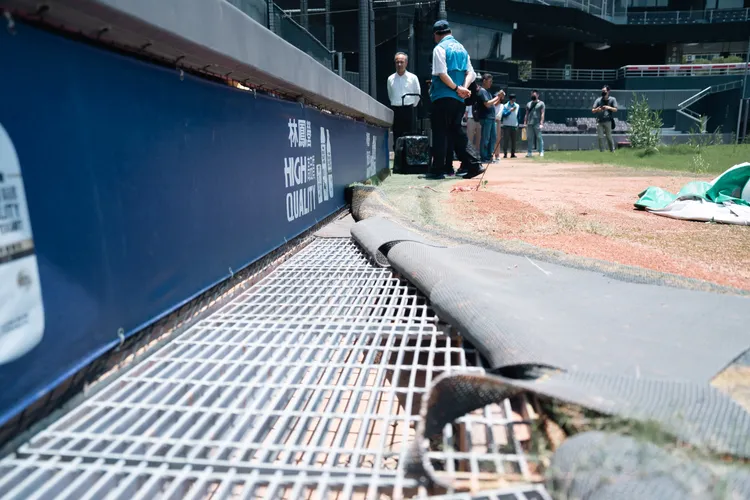 新竹棒球場疑因為場內截水溝未發揮作用而淹大水。新竹市議會提供