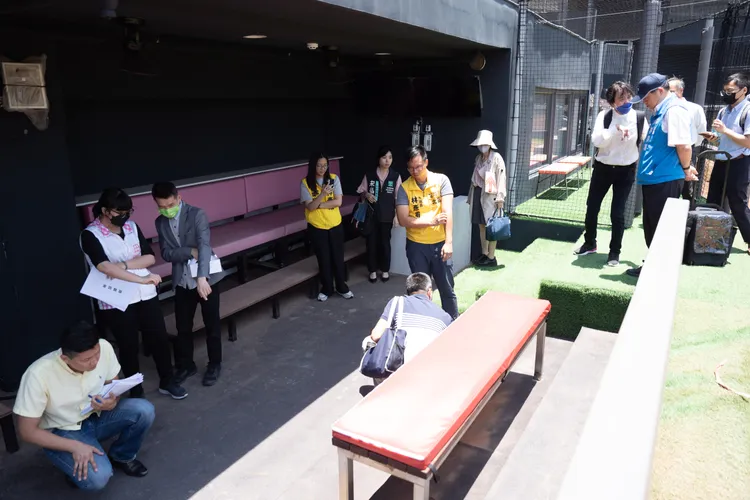 新竹市議員會勘棒球場。新竹市議會提供