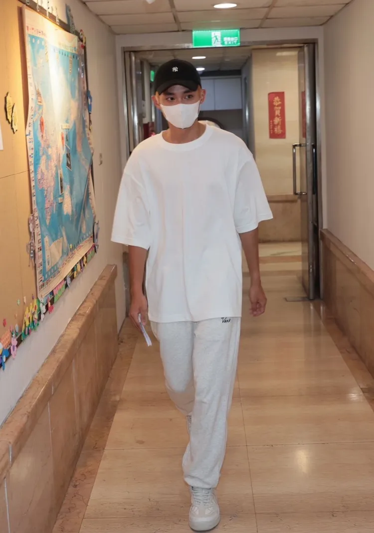 網紅耀樂一身白衣造型。林丞偉攝