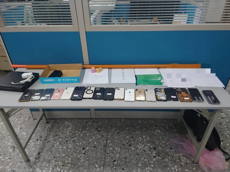 警方攻堅扣押一批證物。讀者提供