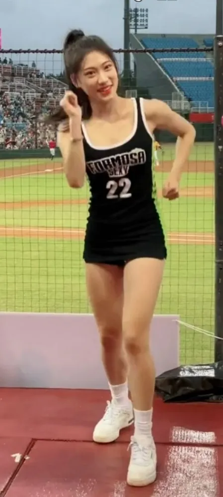 芊芊在球場上為球員加油打氣。抖音@angel__512 提供