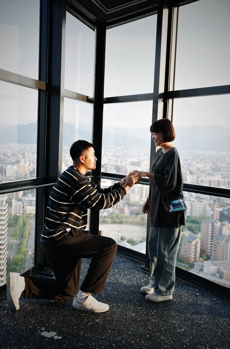 李佳穎（右）在福岡塔被求婚成功。Juno提供