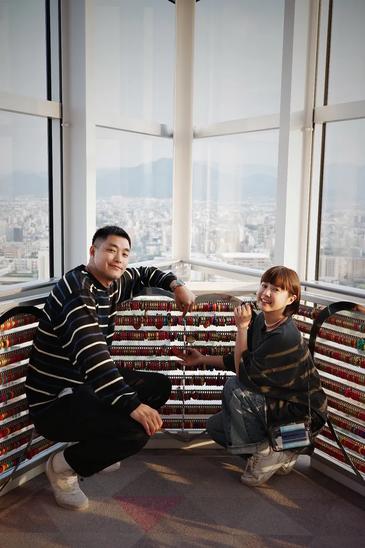 兩人在福岡塔留下浪漫回憶。