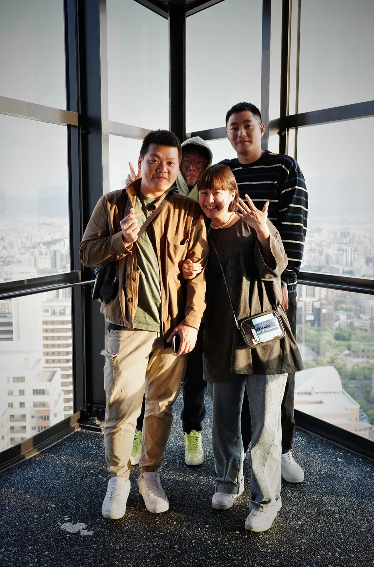 阿力（後排右）跟攝影團隊密謀對李佳穎（前排右）求婚Juno提供