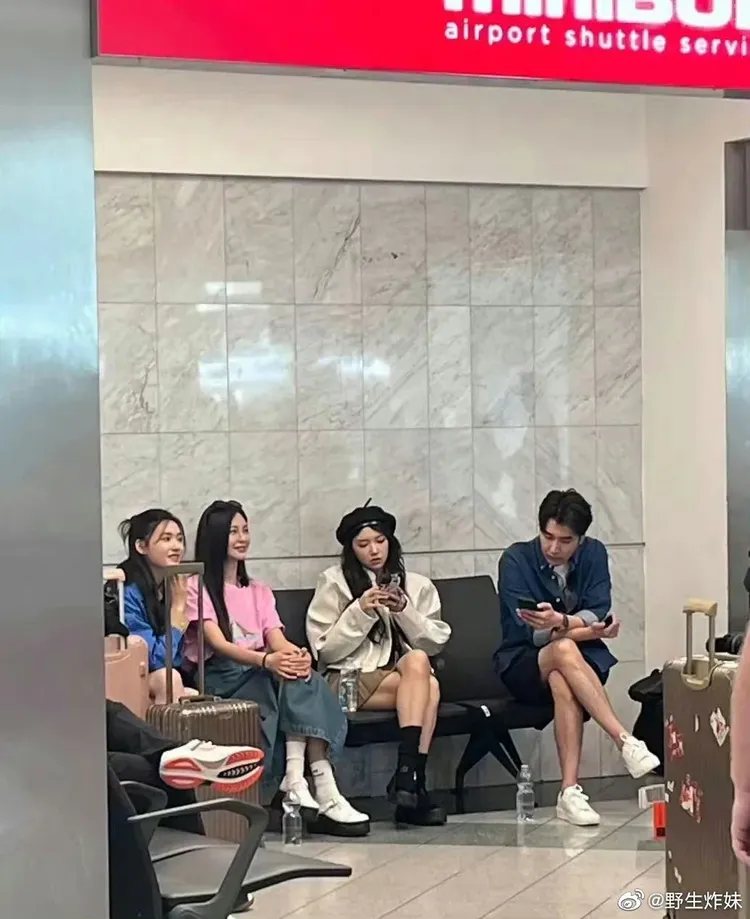 趙又廷（右）懂得跟美女保持禮貌距離。翻攝野生炸妹微博