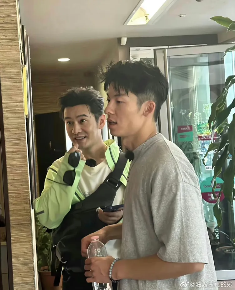 許光漢（右）和黃曉明的路透照。翻攝油醬醬真的妙微博