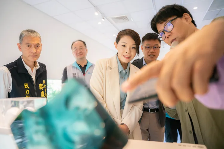 高虹安參觀師生創作。新竹市府提供