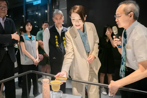 一矽相承!玻璃藝術師生聯展 高虹安:鼓勵藝術創作、豐富城市內涵與美感