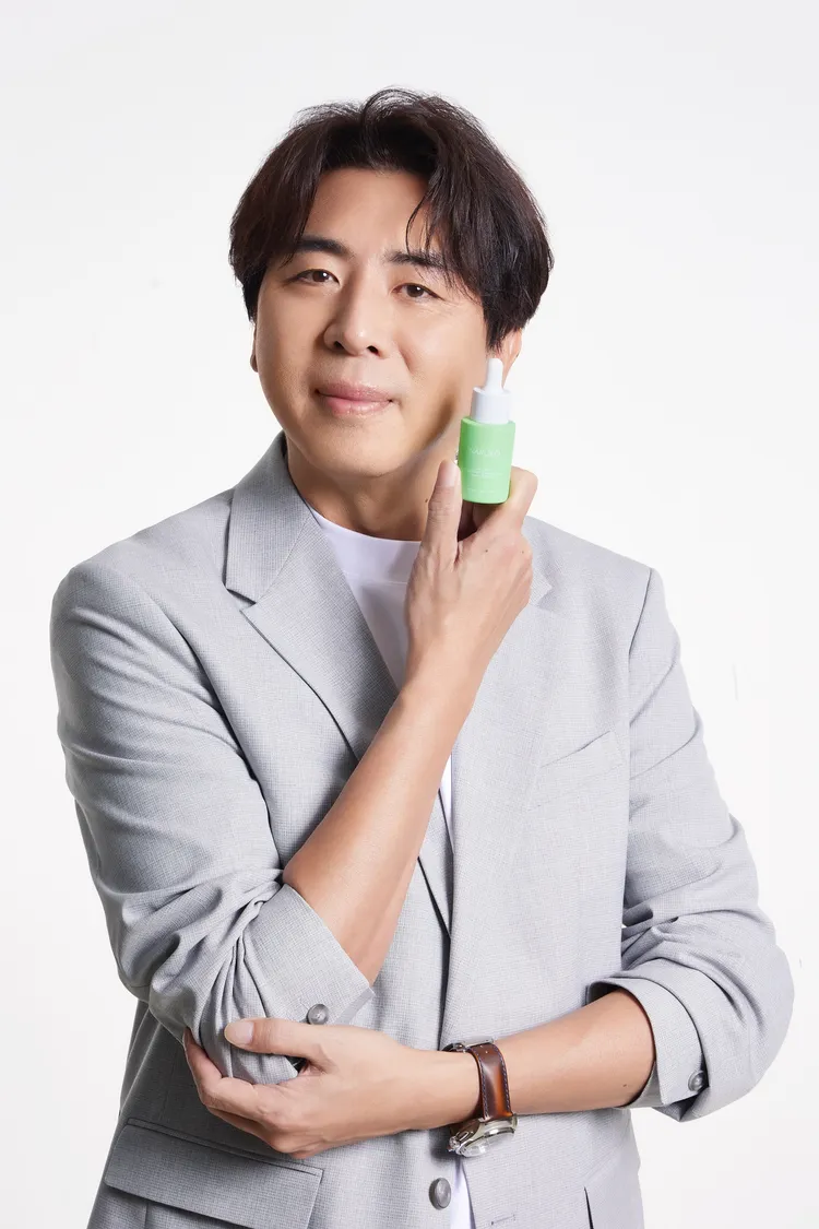 梁赫群代言NARUKO茶樹三酸毛孔安瓶精華。品牌提供