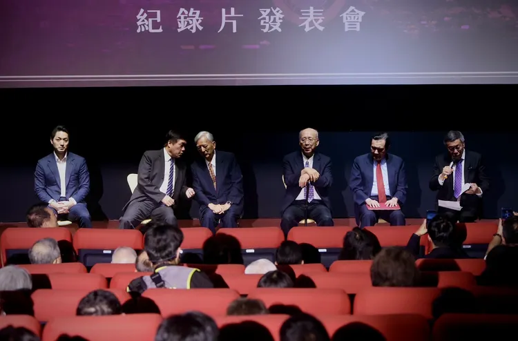 蔣萬安（左）和柯文哲（右）座位安排在兩端。林林攝